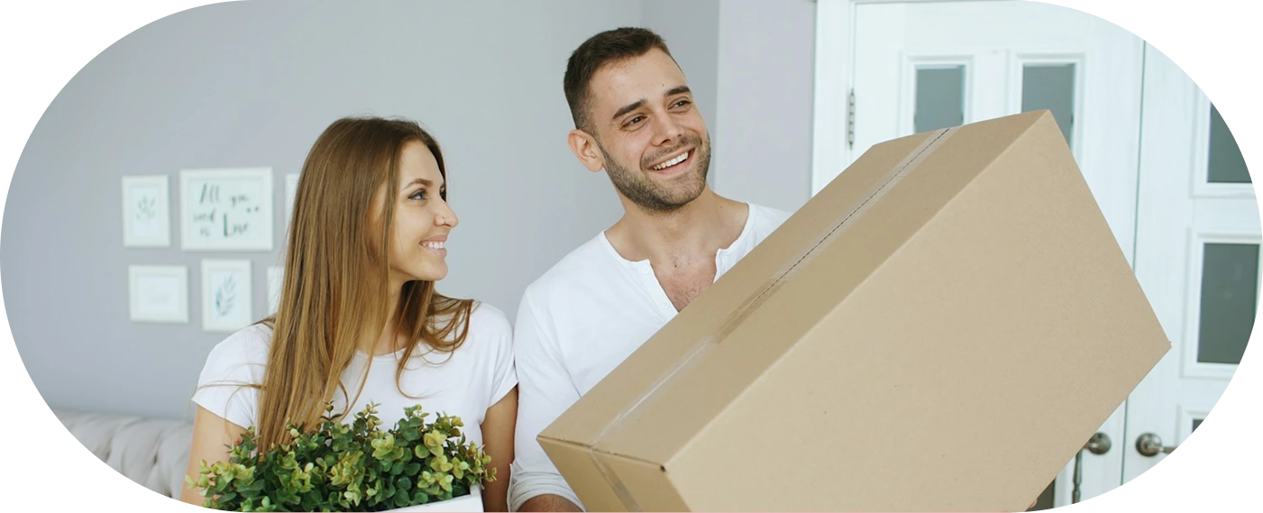 Paar beim Einrichten